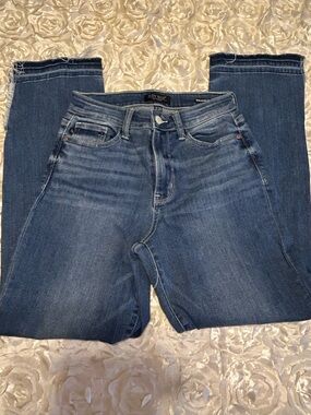 Judy Blue Medium Blue Ankle Crop Jeans